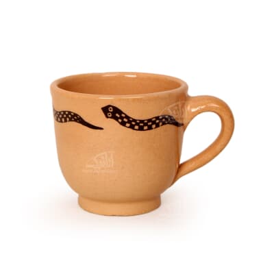 فنجان و نعلبکی سفالی‏ نقاشی زیر لعابی‏ قهوه ای روشن‏ طرح ‏خزنده‏ 